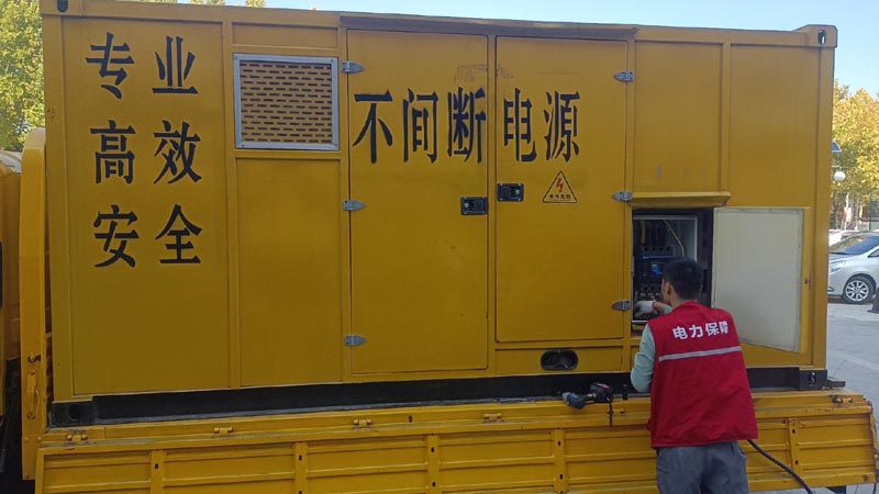 萨迦柴油发电机组和UPS电源配合使用时，如何避免切换过程中的电力中断？